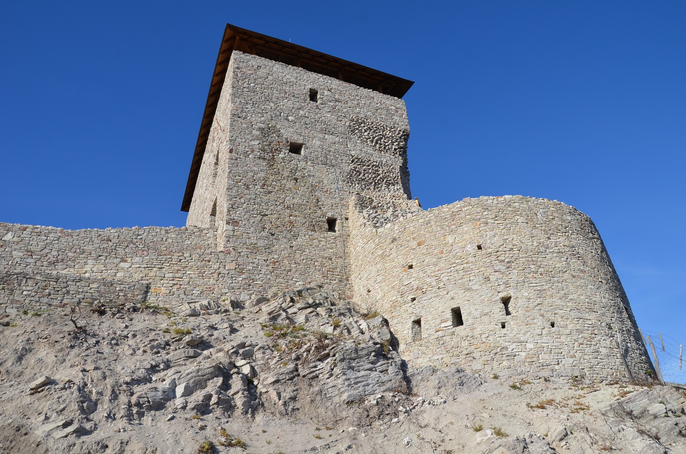 Regéci vár-Régészeti kutatás, kőfalazat rekonstrukció, homlokzati kőfelület kialakítása, fa födémszerkezet építése