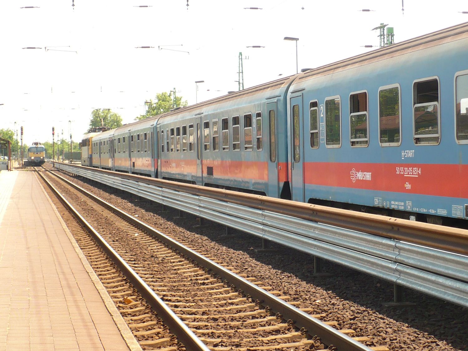 Budapest – Debrecen vasútvonalon szalagkorlát kiépítése