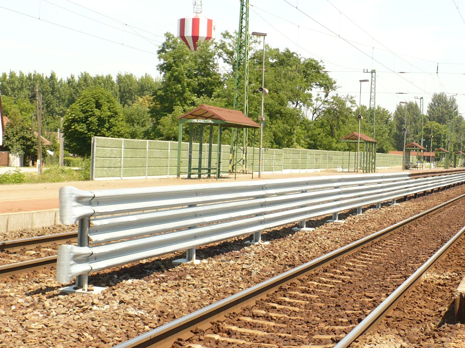 Budapest – Debrecen vasútvonalon szalagkorlát kiépítése