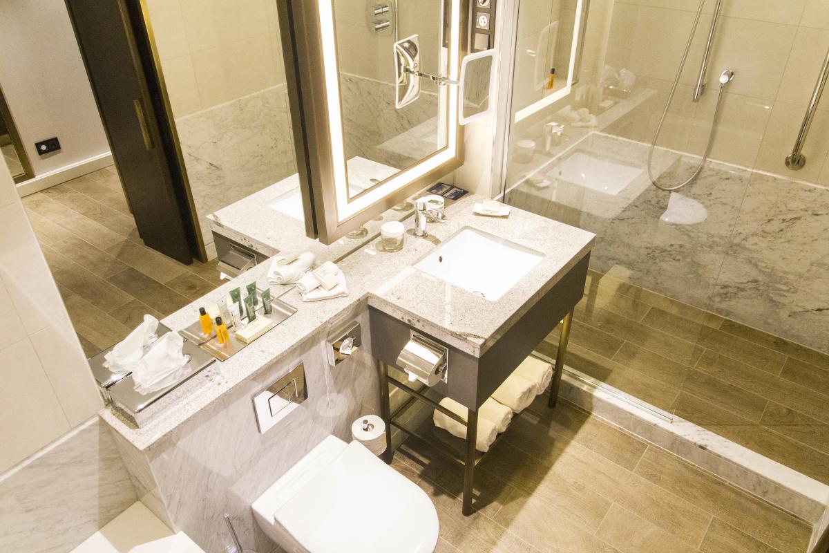 Hilton Budapest teljes északi szárnyának generál-felújítása-fürdőszoba