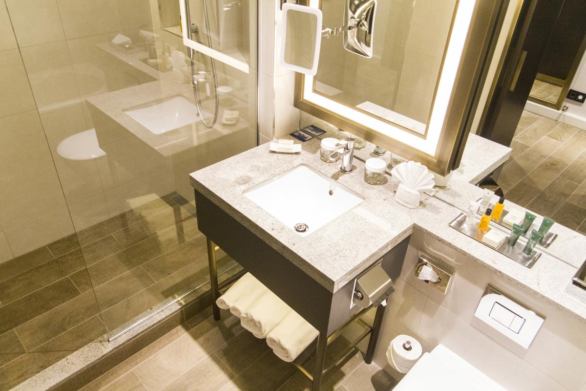 Hilton Budapest teljes északi szárnyának generál-felújítása-fürdőszoba