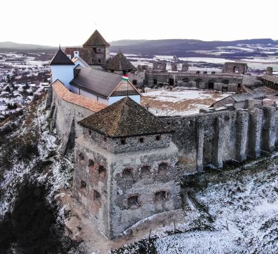 A Sümegi vár műemlékegyüttes felújítása és rekonstrukciós helyreállítása